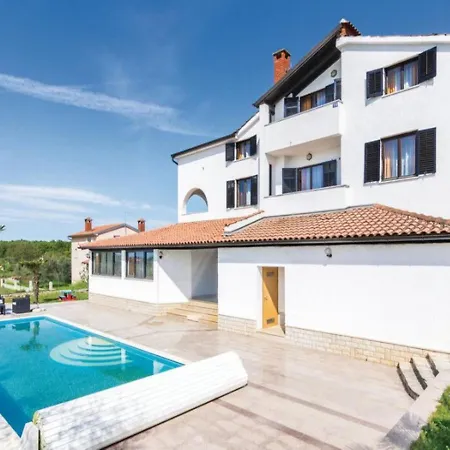 Homely In With Swimming Pool Apartment