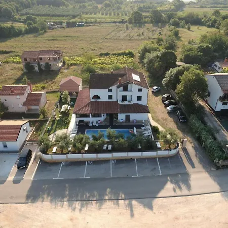 Homely In With Swimming Pool * Poreč